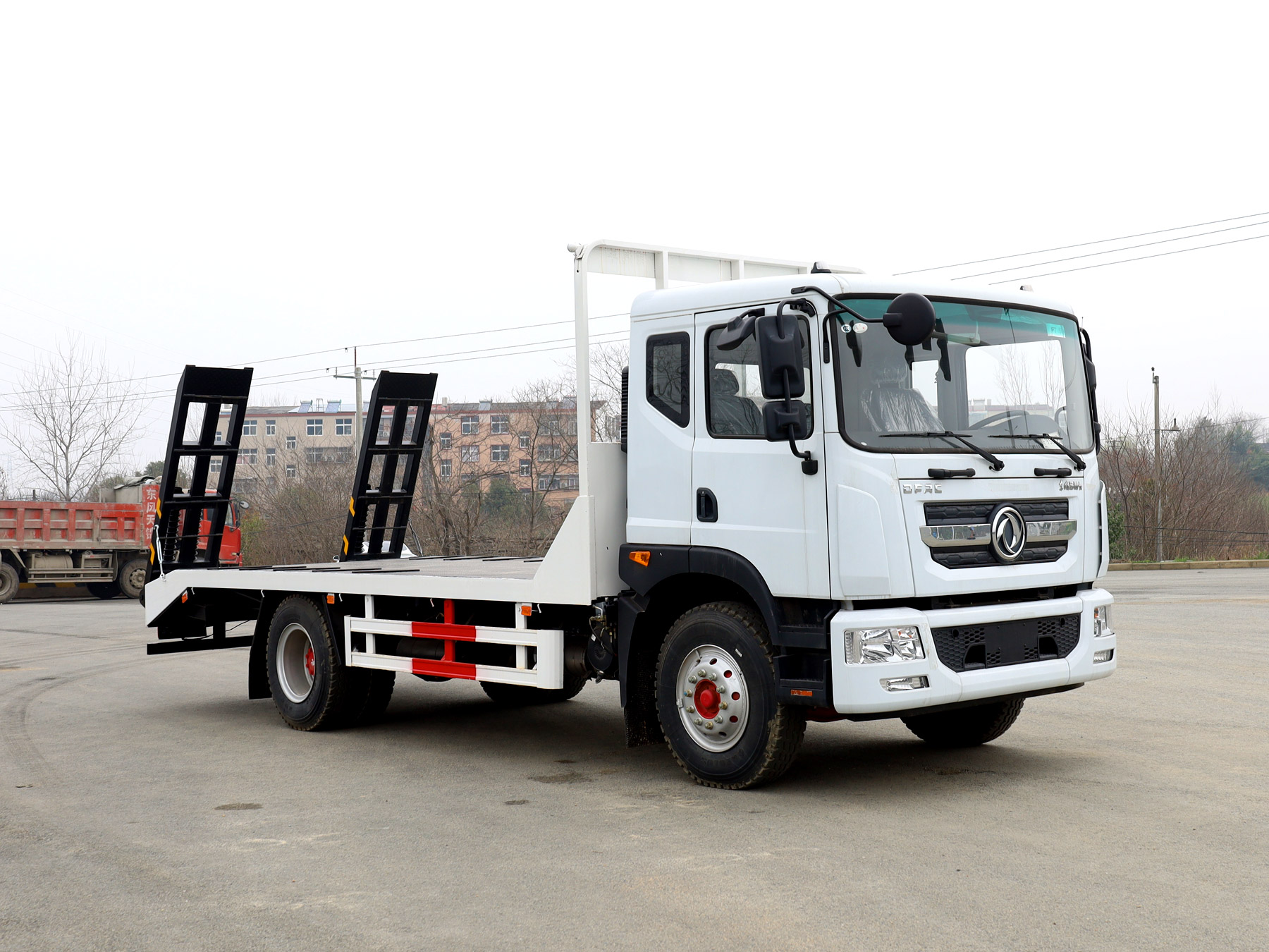 東風多利卡D9排半平板運輸車 東風多利卡D9排半平板運輸車