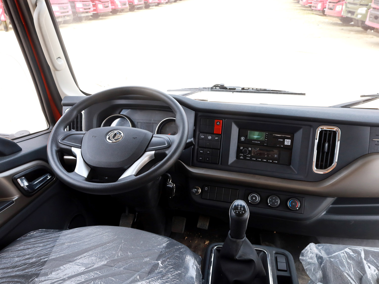 東風華神T3排半平板運輸車 東風華神T3排半平板運輸車