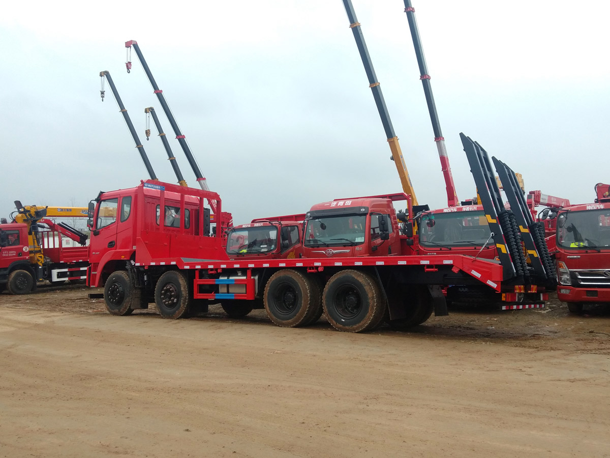 東風錦程V6前四后八平板運輸車 東風錦程V6前四后八平板運輸車