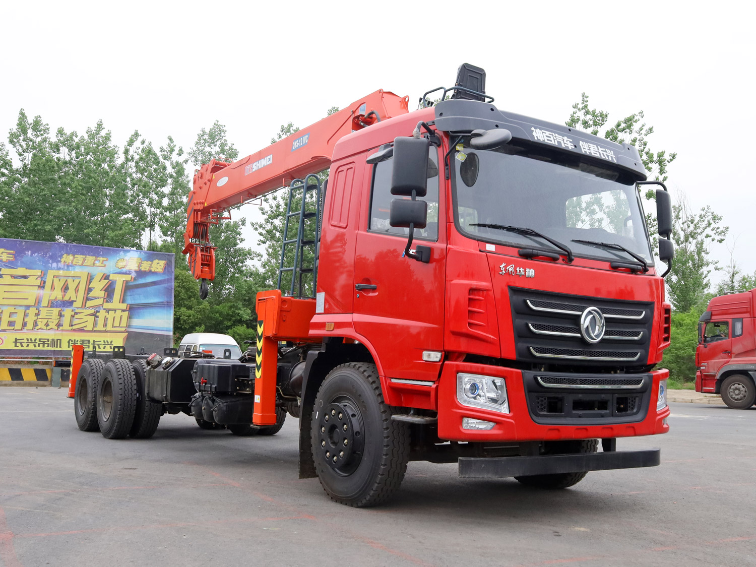 東風華神F5駕駛室后雙橋上裝石煤12噸直臂式吊機 東風華神F5駕駛室后雙橋上裝石煤12噸直臂式吊機