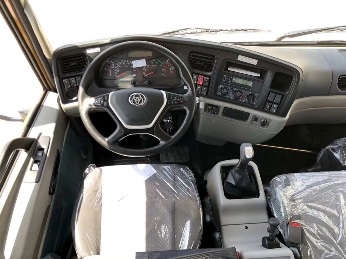 三環(huán)T280昊龍駕駛室單橋上裝三一8噸直臂式吊機(jī) 三環(huán)T280昊龍駕駛室單橋上裝三一8噸直臂式吊機(jī)