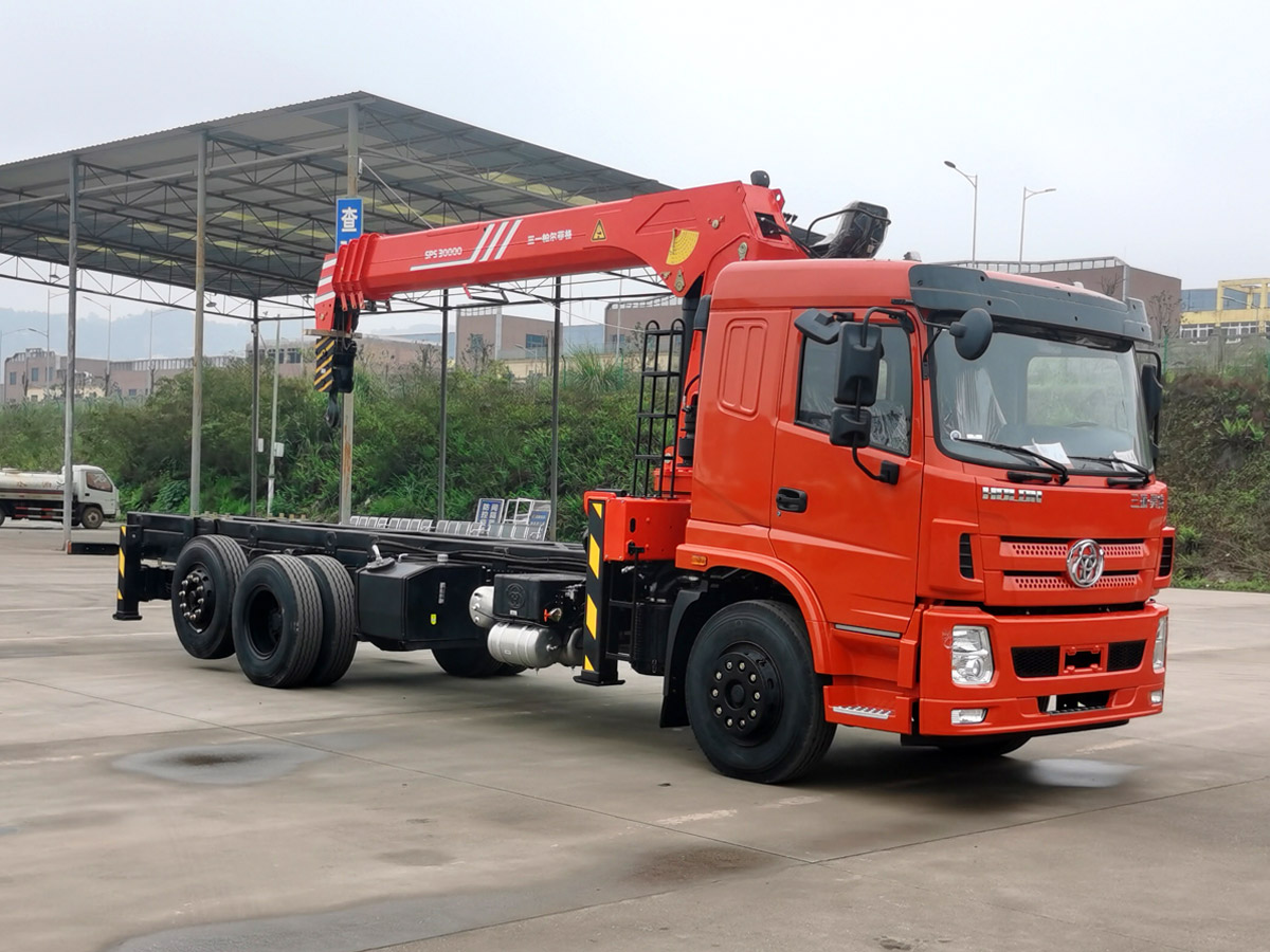 三環(huán)T280昊龍駕駛室氣囊橋上裝三一12噸直臂式吊機 三環(huán)T280昊龍駕駛室氣囊橋上裝三一12噸直臂式吊機