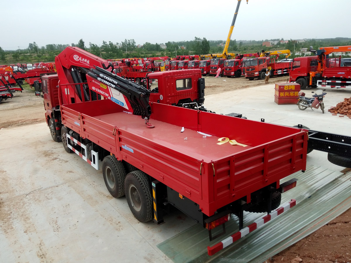 陜汽德龍新M3000牽引頭上裝長興40噸折臂式吊機(jī) 陜汽德龍新M3000牽引頭上裝長興40噸折臂式吊機(jī)