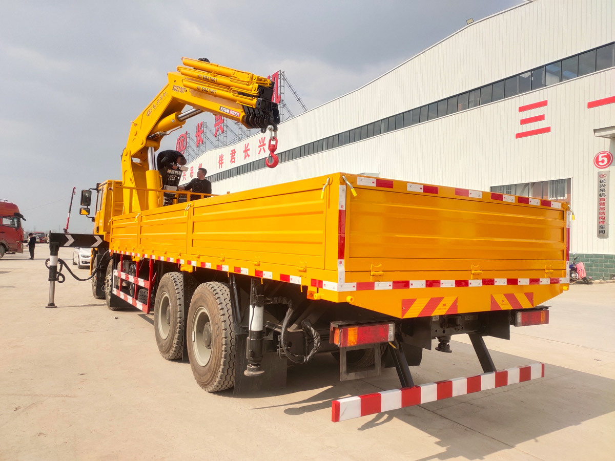 陜汽德龍新M3000駕駛室前四后八上裝長興35噸折臂式吊機 陜汽德龍新M3000駕駛室前四后八上裝長興35噸折臂式吊機