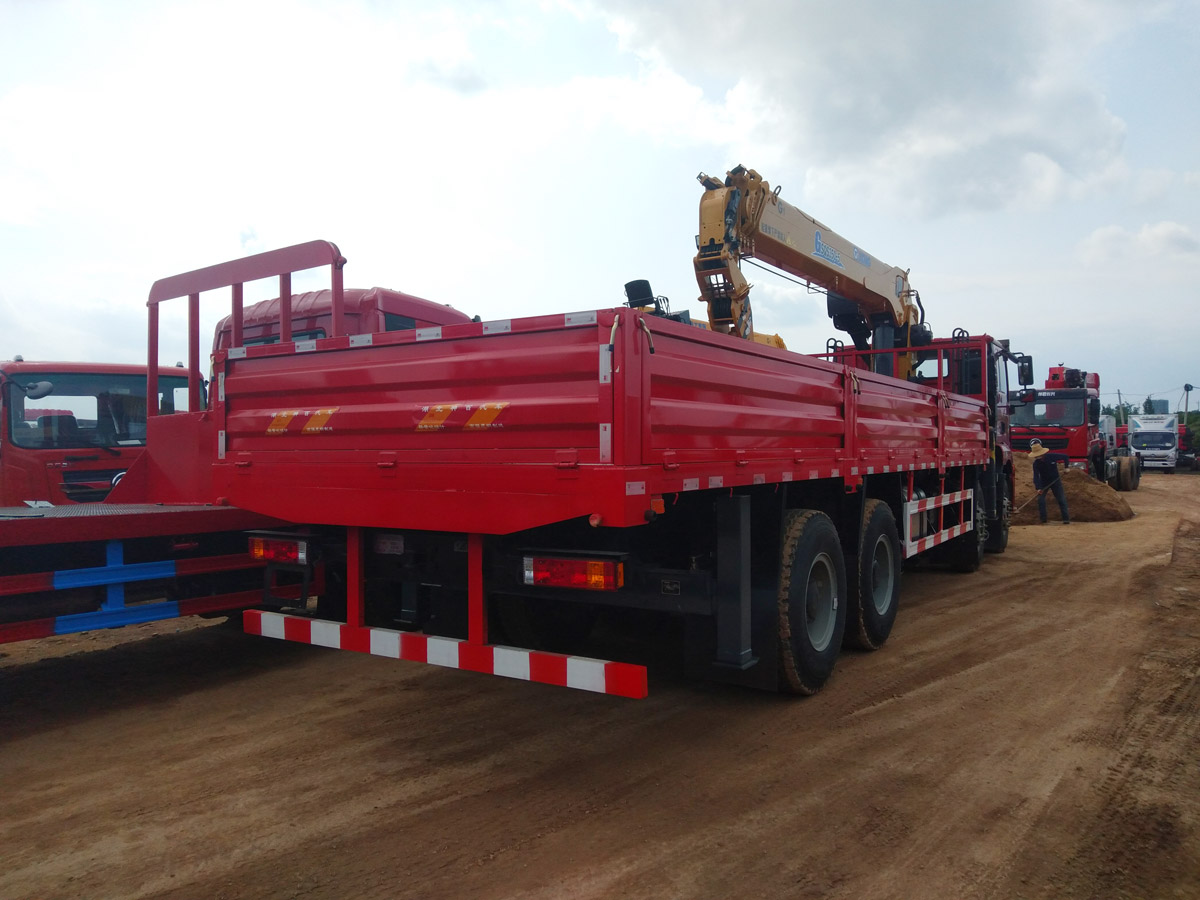 陜汽德龍新M3000駕駛室前四后八上裝徐工14噸直臂式吊機(jī) 陜汽德龍新M3000駕駛室前四后八上裝徐工14噸直臂式吊機(jī)