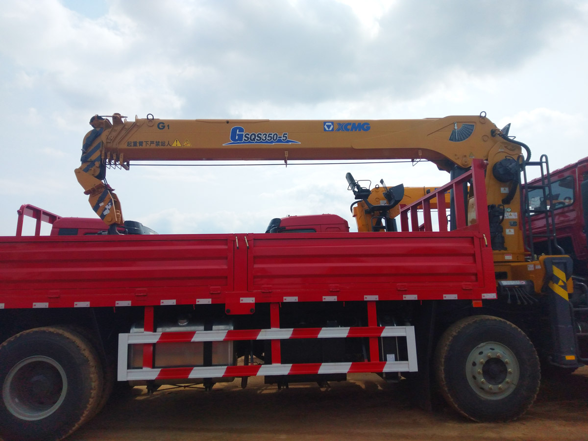 陜汽德龍新M3000駕駛室前四后八上裝徐工14噸直臂式吊機(jī) 陜汽德龍新M3000駕駛室前四后八上裝徐工14噸直臂式吊機(jī)