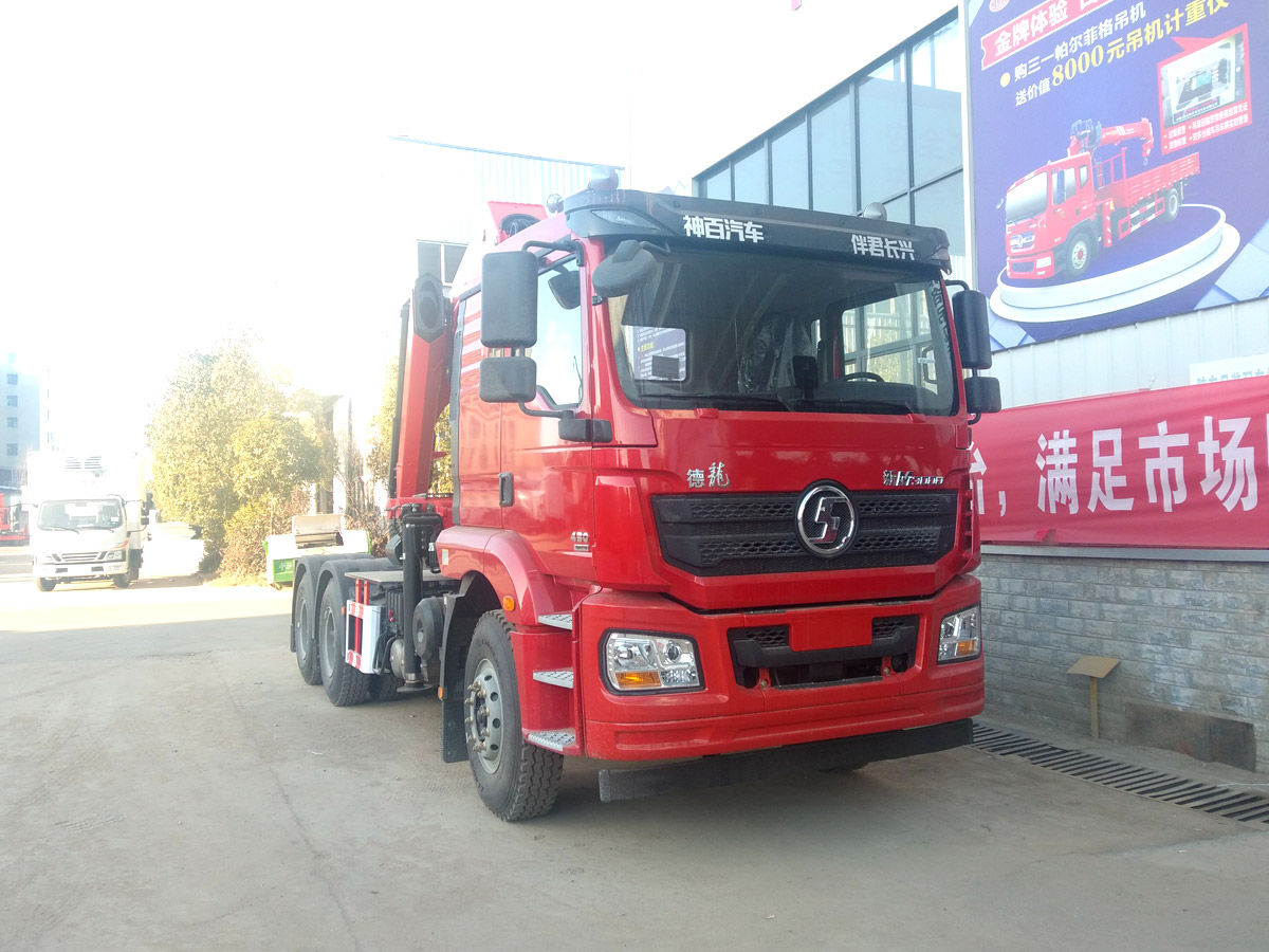 陜汽德龍新M3000牽引頭上裝三一19噸折臂式吊機