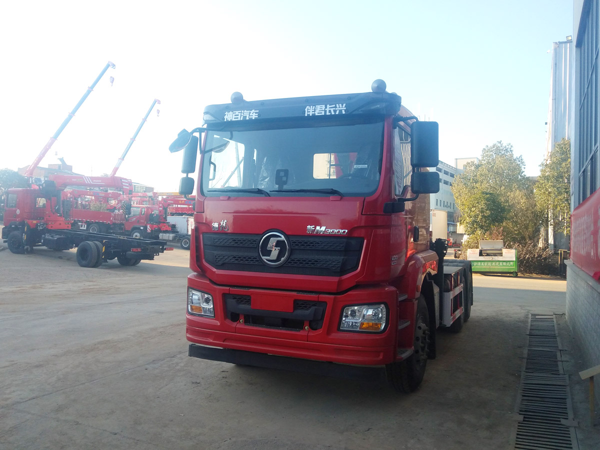 陜汽德龍新M3000牽引頭上裝三一19噸折臂式吊機