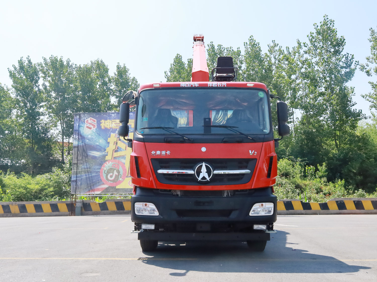 北奔V3前四后八上裝石煤14噸直臂式吊機 北奔V3前四后八上裝石煤14噸直臂式吊機