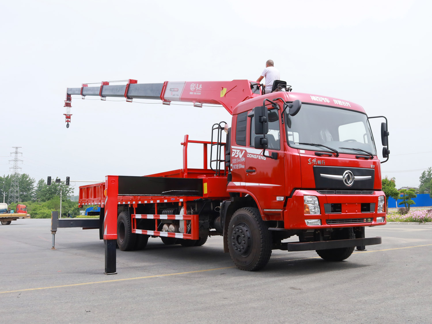 東風暢行D3V后雙橋上裝長興8噸直臂式吊機 東風暢行D3V后雙橋上裝長興8噸直臂式吊機