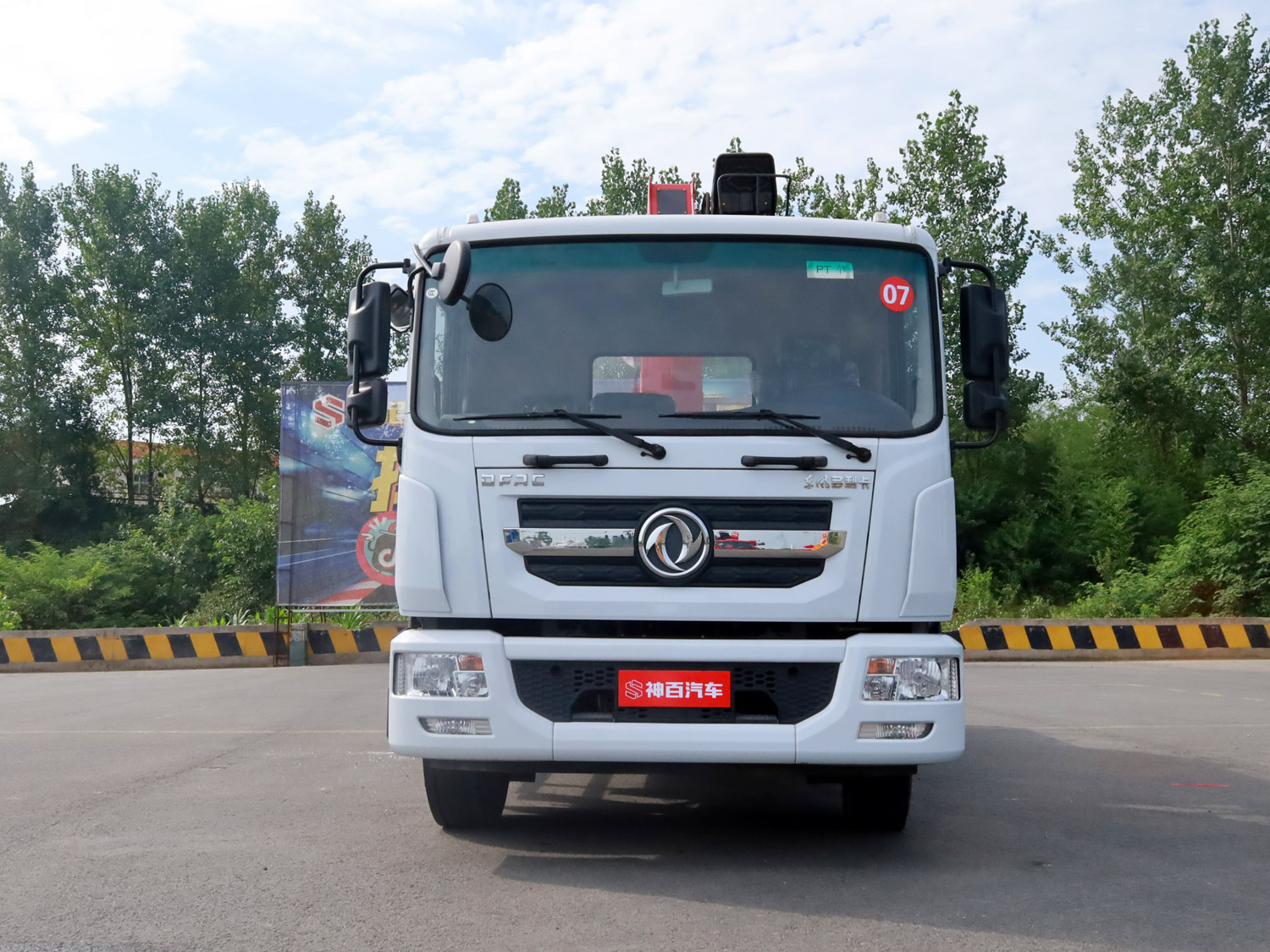 東風多利卡D9排半駕駛室單橋上裝長興8噸直臂式吊機 東風多利卡D9排半駕駛室單橋上裝長興8噸直臂式吊機