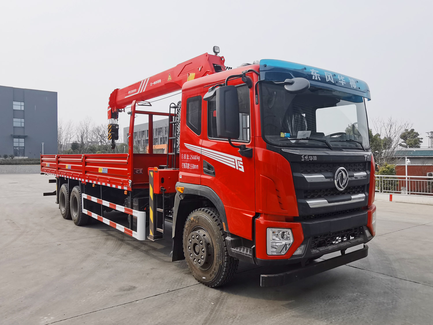 東風華神T5后雙橋上裝三一12噸直臂式吊機 東風華神T5后雙橋上裝三一12噸直臂式吊機