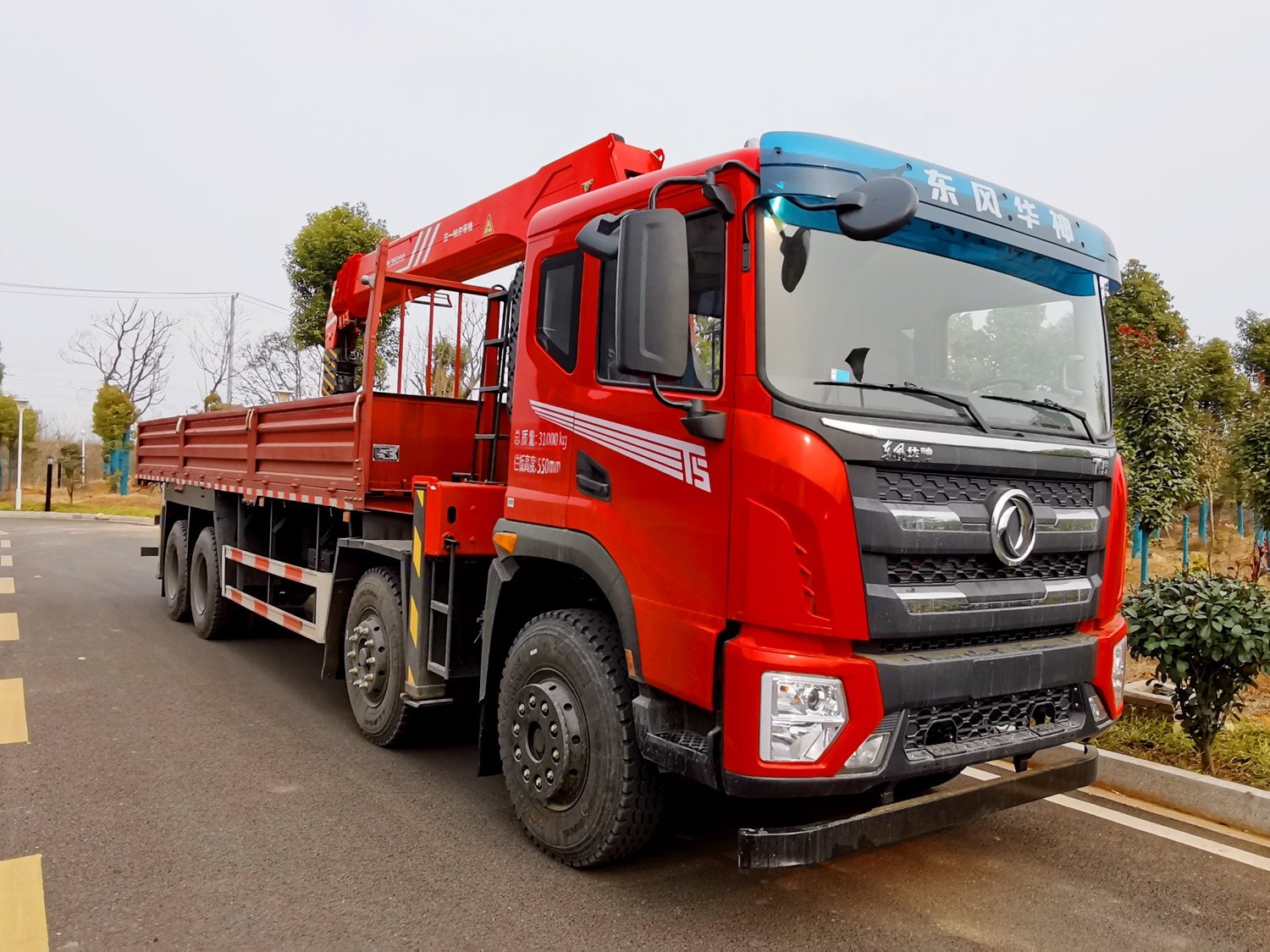 東風華神T5前四后八上裝三一14噸直臂式吊機 東風華神T5前四后八上裝三一14噸直臂式吊機