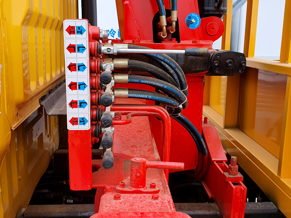 東風凱普特K6雙排上裝長興2噸直臂式吊機 東風凱普特K6雙排上裝長興2噸直臂式吊機