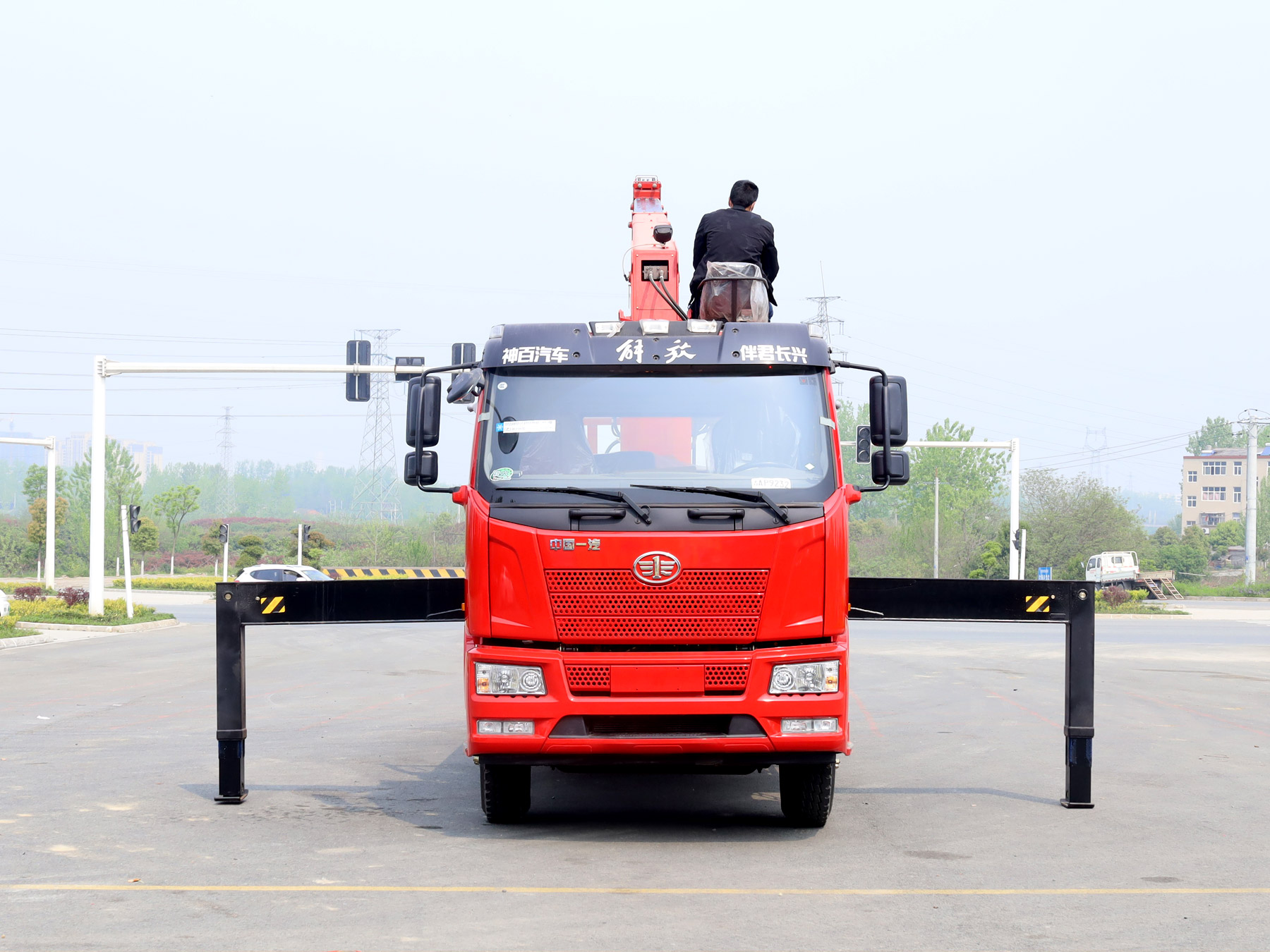 解放J6L單排駕駛室上裝三一8噸直臂式吊機(jī) 解放J6L單排駕駛室上裝三一8噸直臂式吊機(jī)