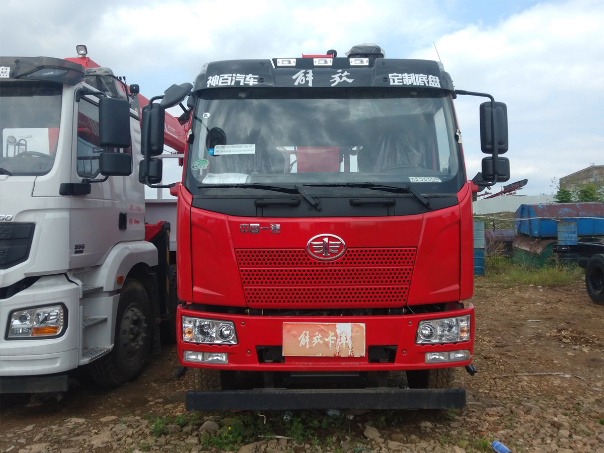 解放J6L小三軸駕駛室上裝三一12噸直臂式吊機 解放J6L小三軸駕駛室上裝三一12噸直臂式吊機