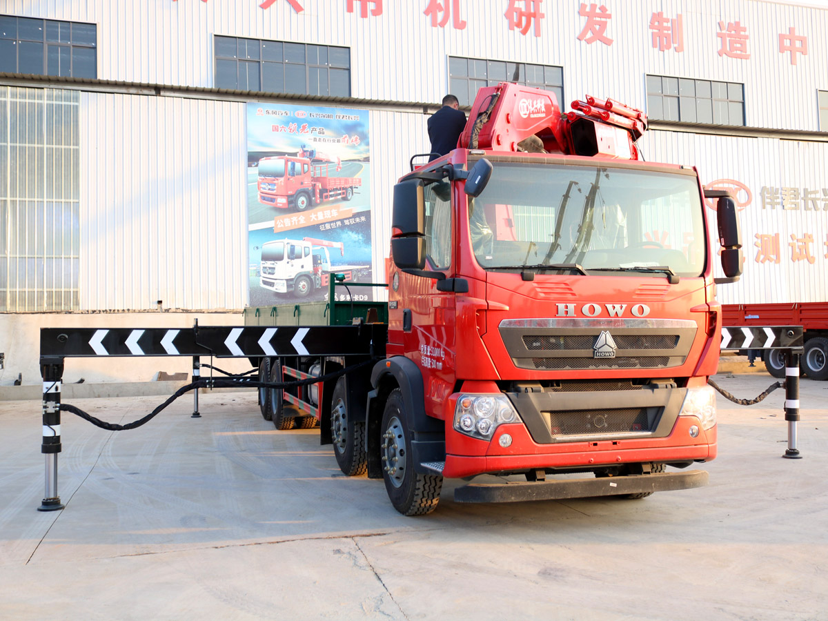 重汽豪沃前四后八上裝長興25噸折臂式吊機 重汽豪沃前四后八上裝長興25噸折臂式吊機