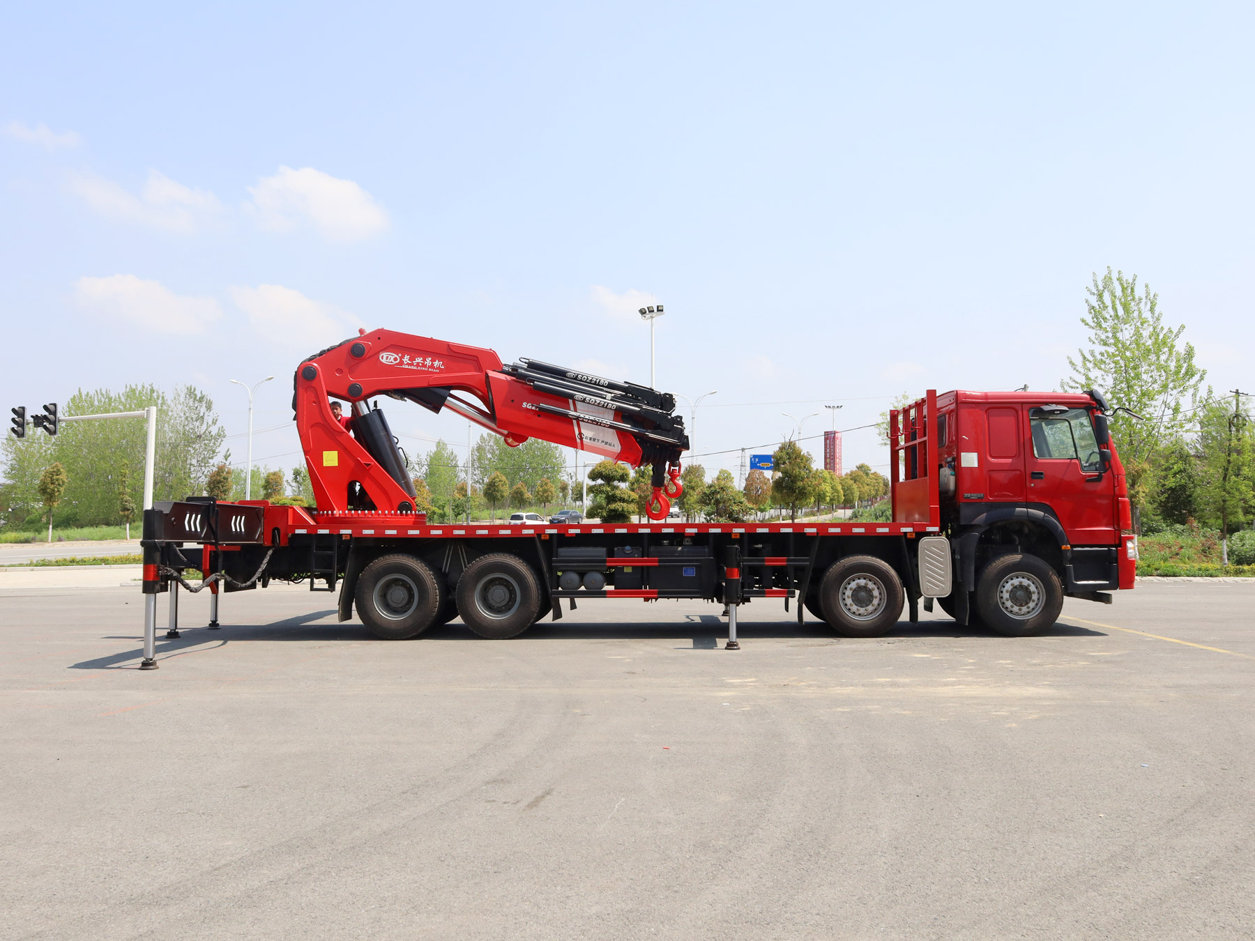 重汽豪沃前四后八上裝長興110噸折臂式吊機 重汽豪沃前四后八上裝長興110噸折臂式吊機