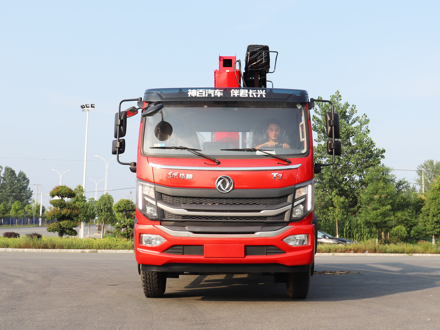 東風華神T3排半上裝長興8噸直臂式吊機 東風華神T3排半上裝長興8噸直臂式吊機