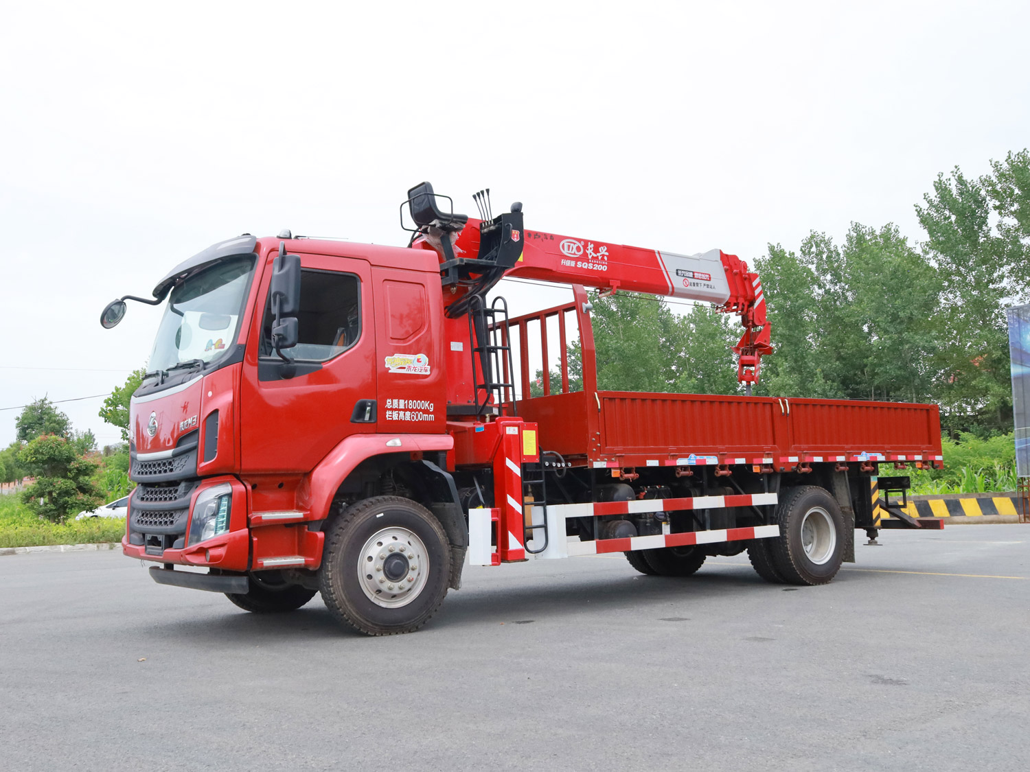 東風(fēng)柳汽乘龍M3排半上裝長興8噸直臂式吊機(jī) 東風(fēng)柳汽乘龍M3排半上裝長興8噸直臂式吊機(jī)