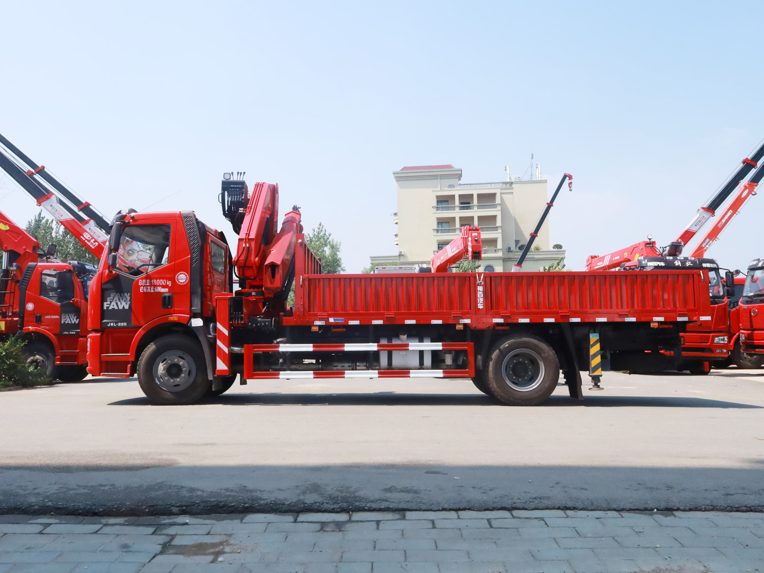 解放J6L單排上裝長興12噸折臂式吊機 解放J6L單排上裝長興12噸折臂式吊機