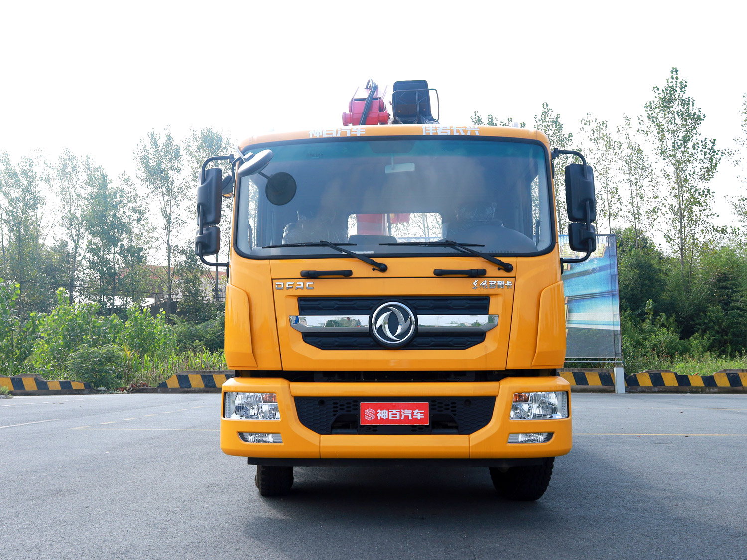 東風多利卡D9排半上裝長興8噸折臂式吊機 東風多利卡D9排半上裝長興8噸折臂式吊機