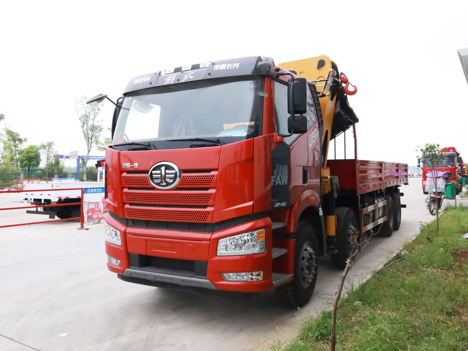 解放J6P前四后八上裝長興30噸折臂式吊機 解放J6P前四后八上裝長興30噸折臂式吊機