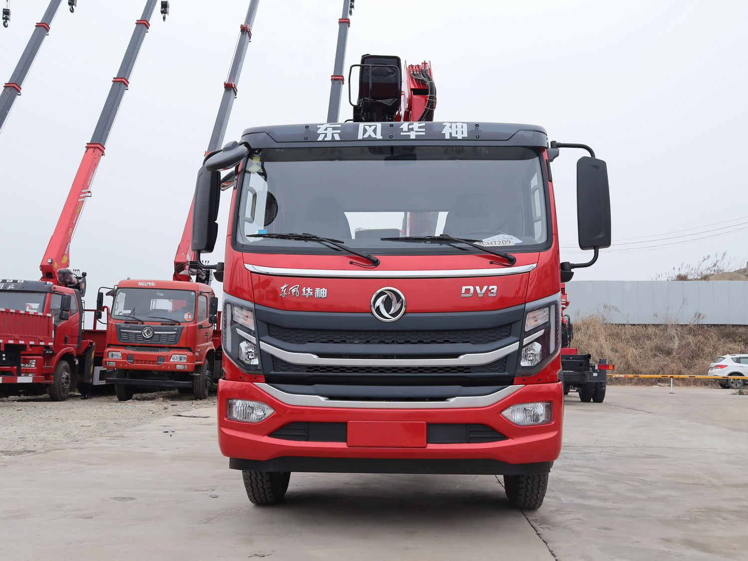 東風華神DV3排半上裝長興4噸折臂式吊機(帶抓木器) 東風華神DV3排半上裝長興4噸折臂式吊機(帶抓木器)