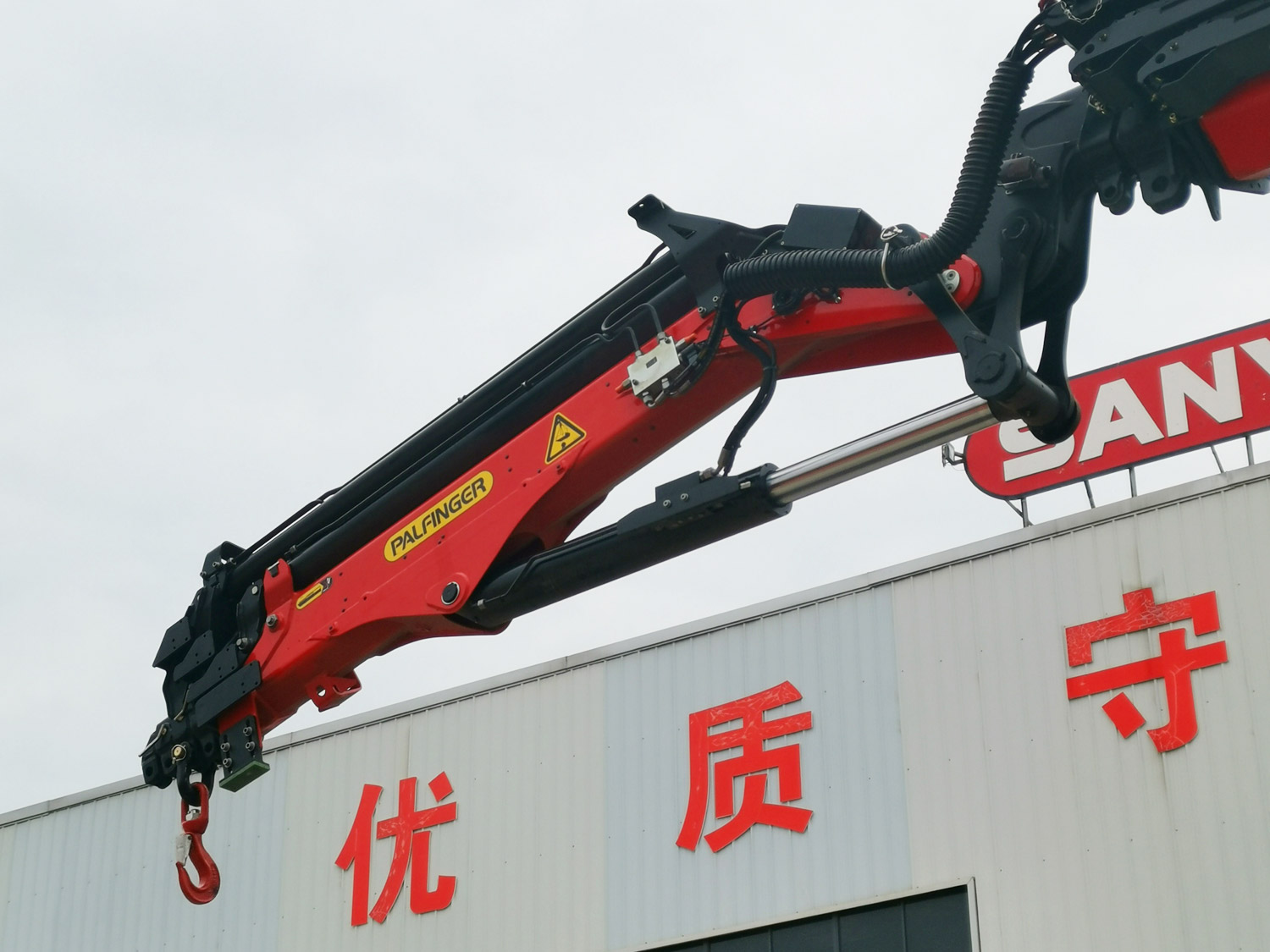 陜汽德龍H3000前四后八上裝三一30噸折臂式吊機(帶飛臂,帶爬梯) 陜汽德龍H3000前四后八上裝三一30噸折臂式吊機(帶飛臂,帶爬梯)