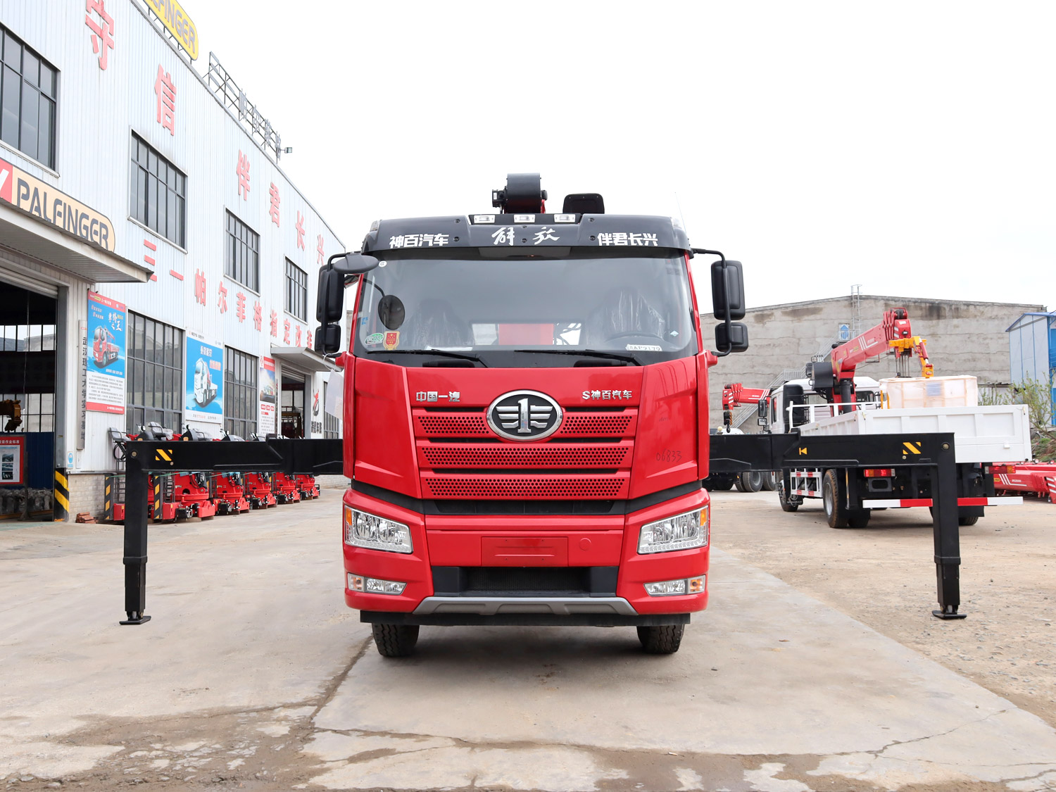 解放J6P前四后八上裝三一14噸直臂式吊機(帶1.5噸原廠副鉤) 解放J6P前四后八上裝三一14噸直臂式吊機(帶1.5噸原廠副鉤)