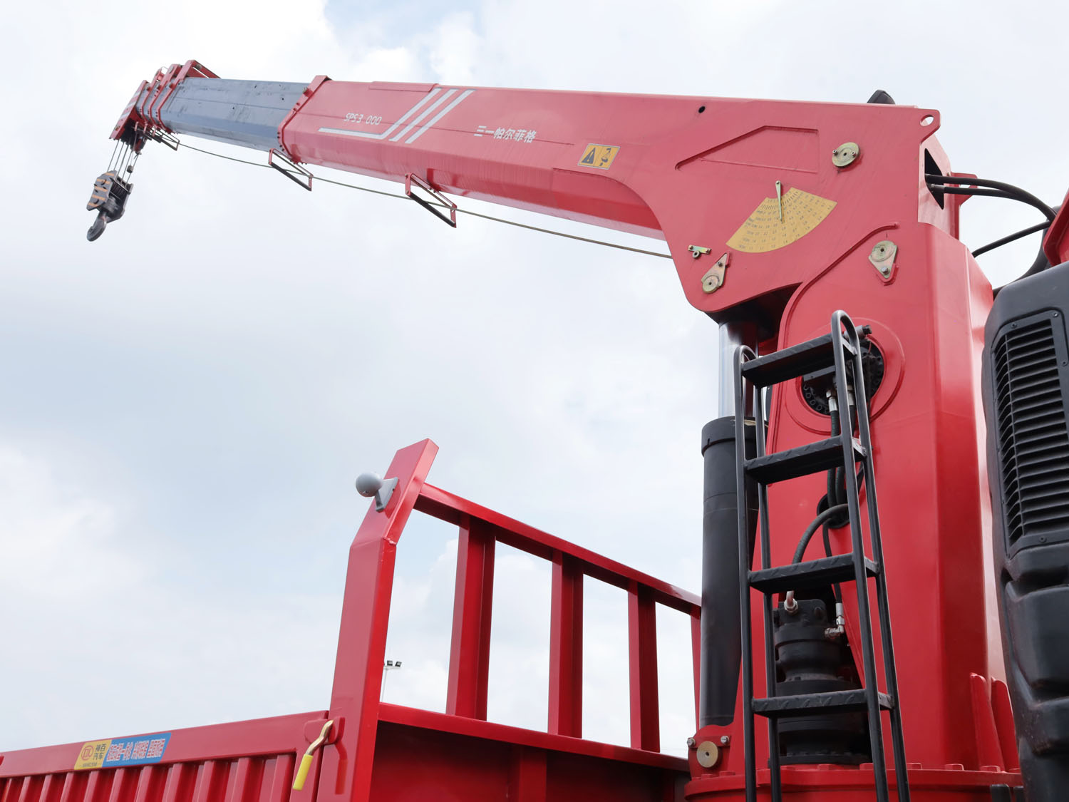 東風(fēng)A5前四后八上裝三一14噸直臂式吊機(jī) 東風(fēng)A5前四后八上裝三一14噸直臂式吊機(jī)