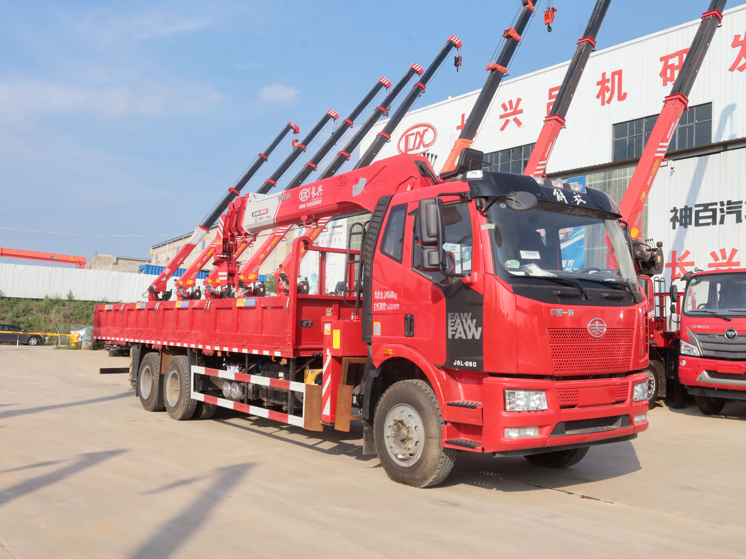 解放J6L后雙橋上裝長興質尊版10噸直臂式吊機 解放J6L后雙橋上裝長興質尊版10噸直臂式吊機