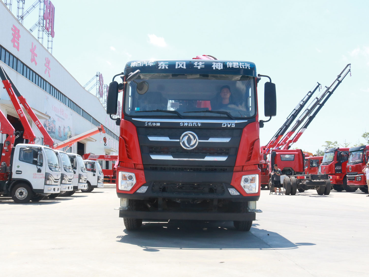 東風華神DV5前四后八上裝長興30噸折臂式吊機 東風華神DV5前四后八上裝長興30噸折臂式吊機