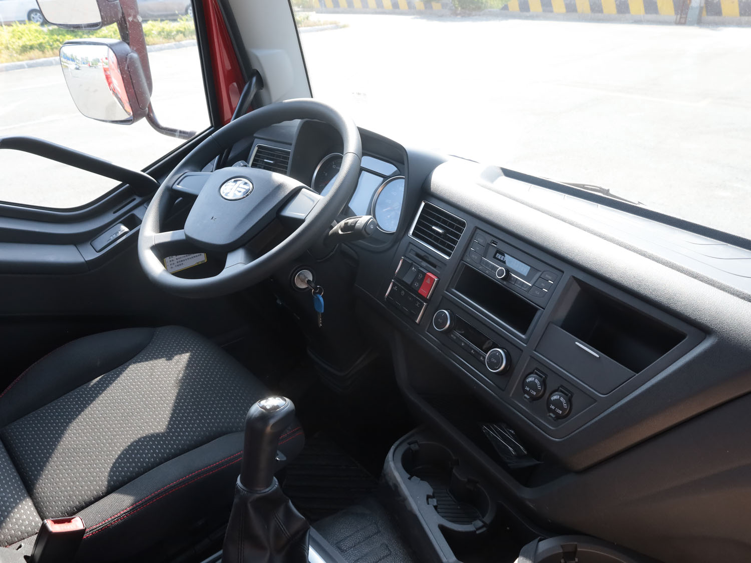 解放J6L后雙橋上裝三一14噸直臂式吊機(短軸距,帶副鉤) 解放J6L后雙橋上裝三一14噸直臂式吊機(短軸距,帶副鉤)