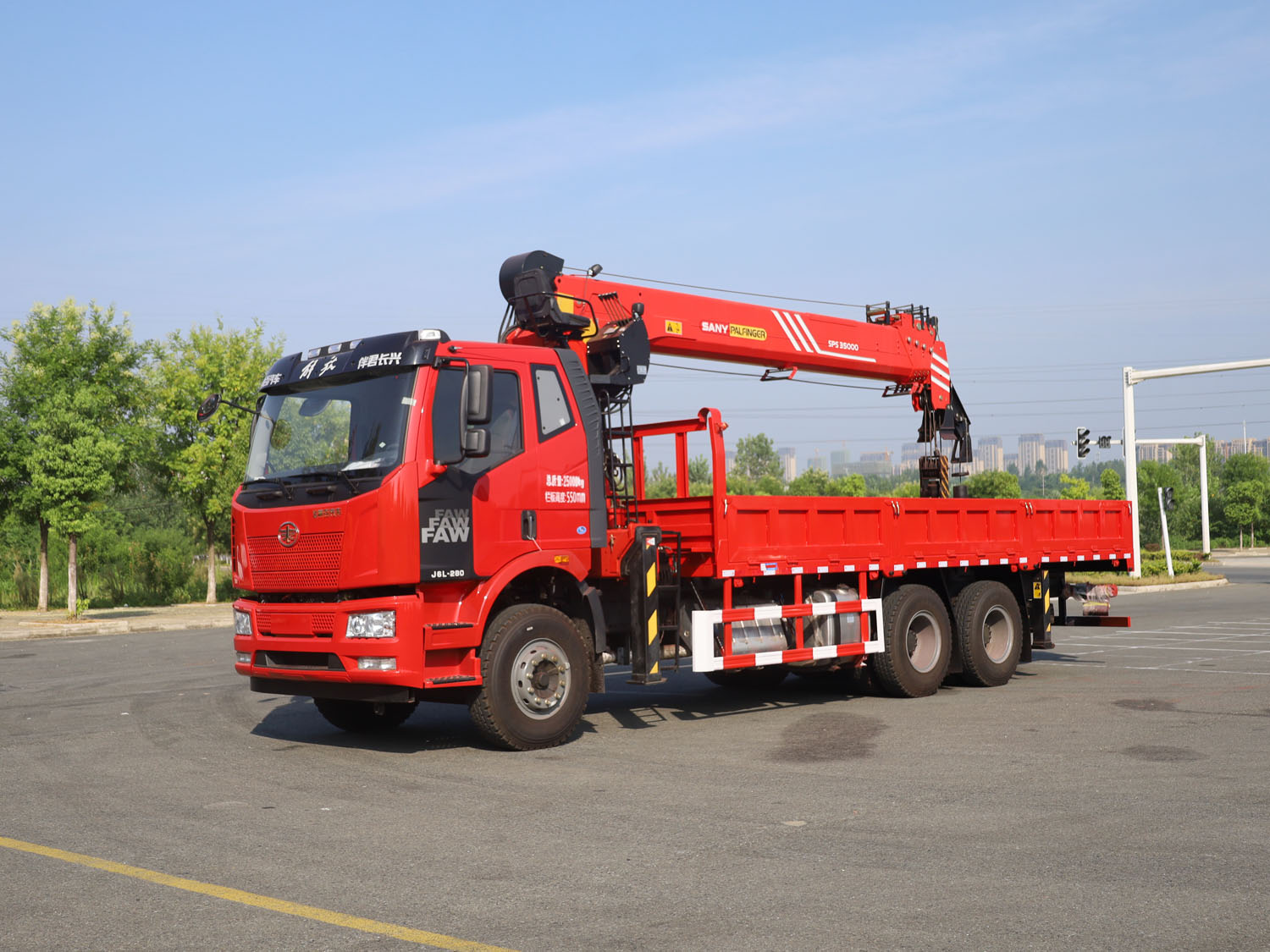 解放J6L后雙橋上裝三一14噸直臂式吊機(短軸距,帶副鉤) 解放J6L后雙橋上裝三一14噸直臂式吊機(短軸距,帶副鉤)