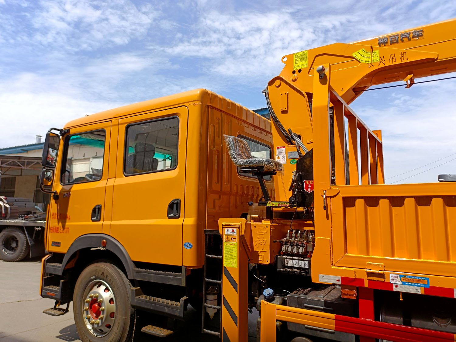 東風多利卡D9雙排上裝長興發財8噸直臂式吊機 東風多利卡D9雙排上裝長興發財8噸直臂式吊機