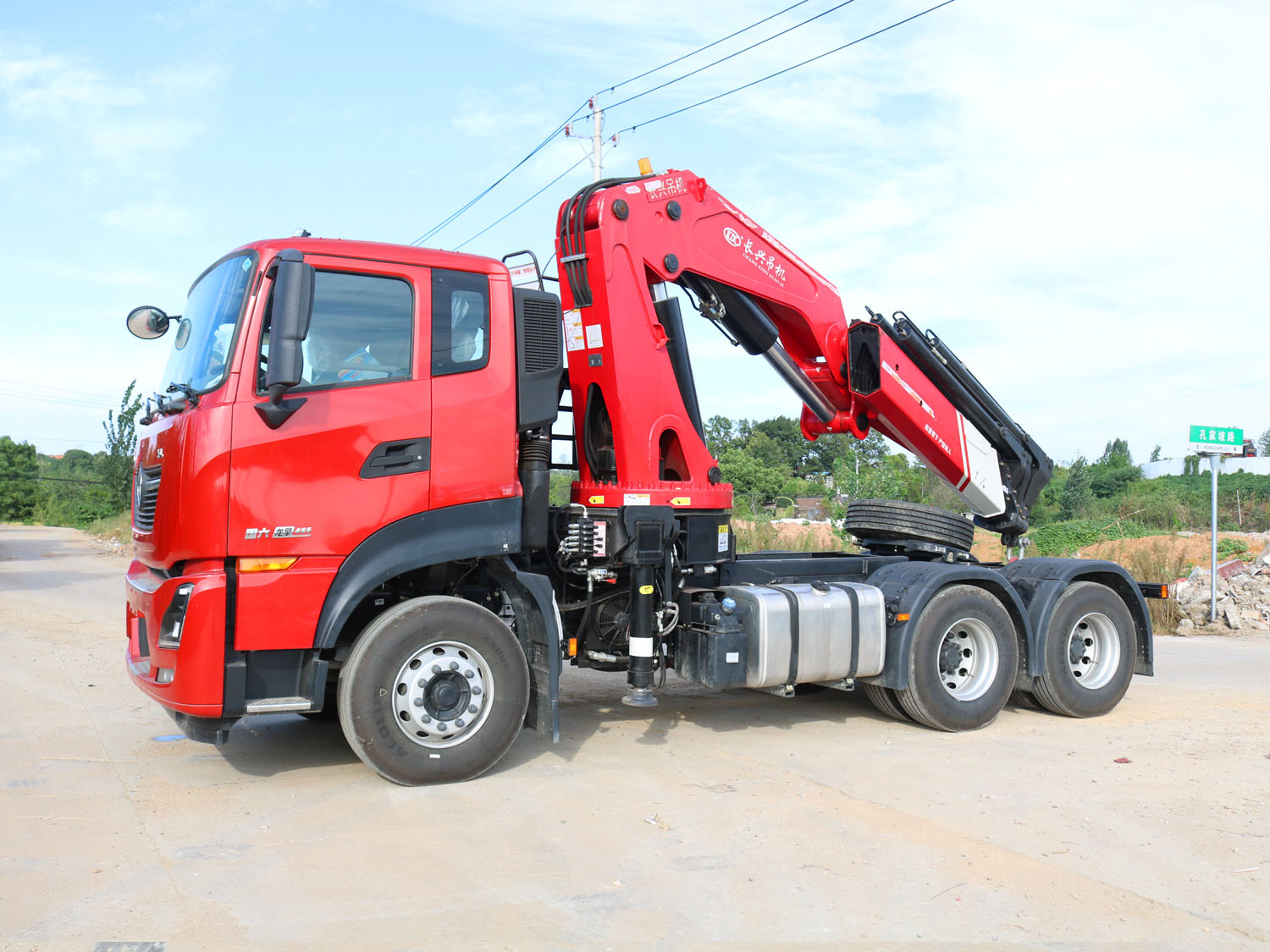 東風(fēng)天龍KL牽引頭上裝長興30噸折臂式吊機(jī)