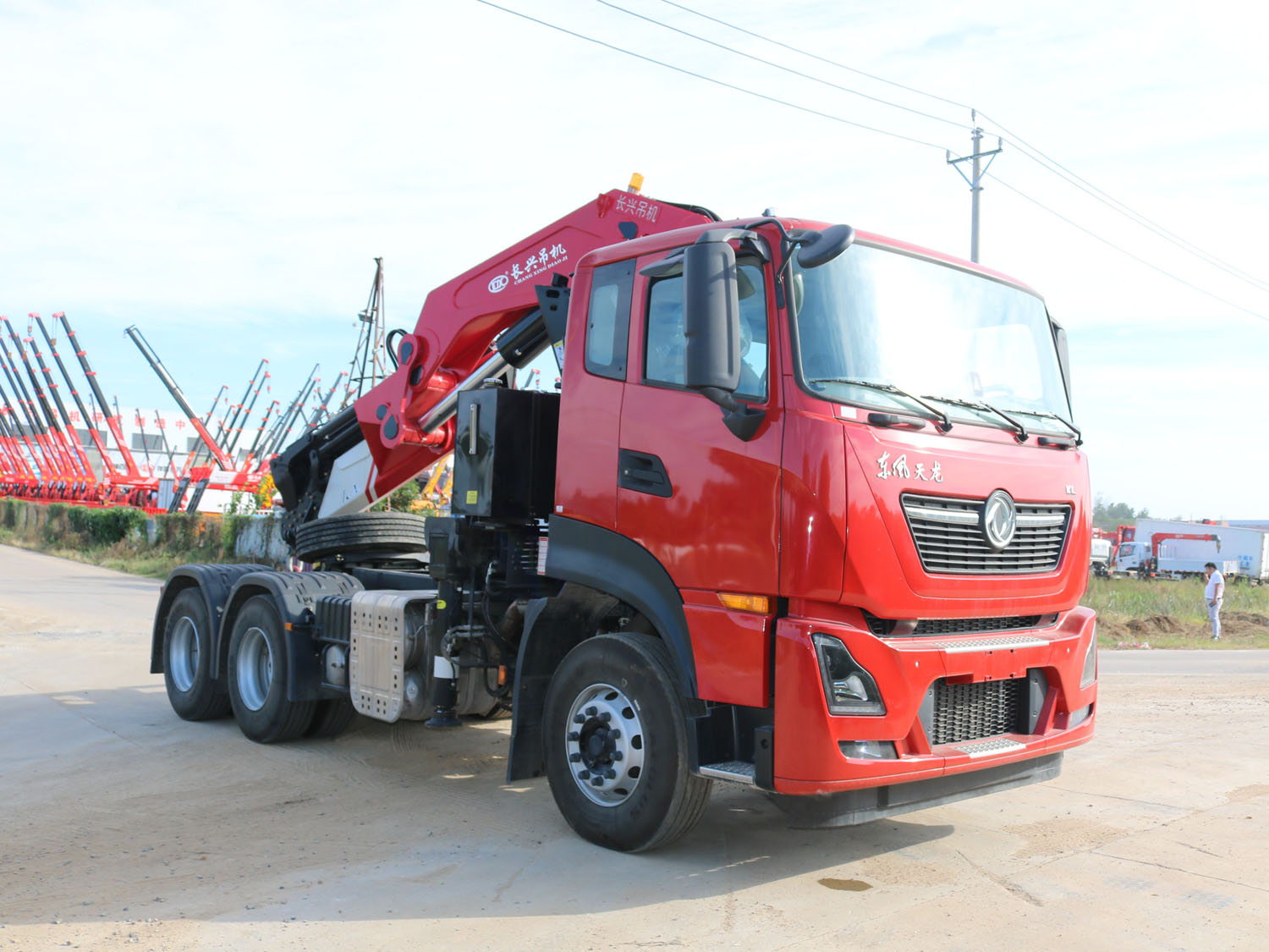 東風(fēng)天龍KL牽引頭上裝長興30噸折臂式吊機(jī)