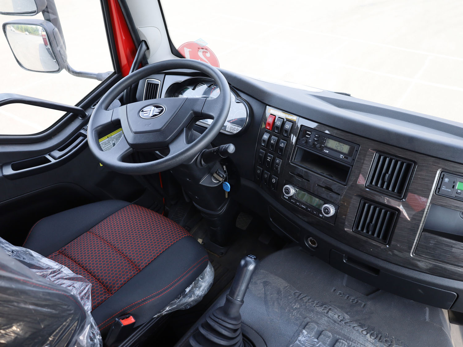 解放J6L前四后八上裝長興25噸折臂式吊機(jī) 解放J6L前四后八上裝長興25噸折臂式吊機(jī)