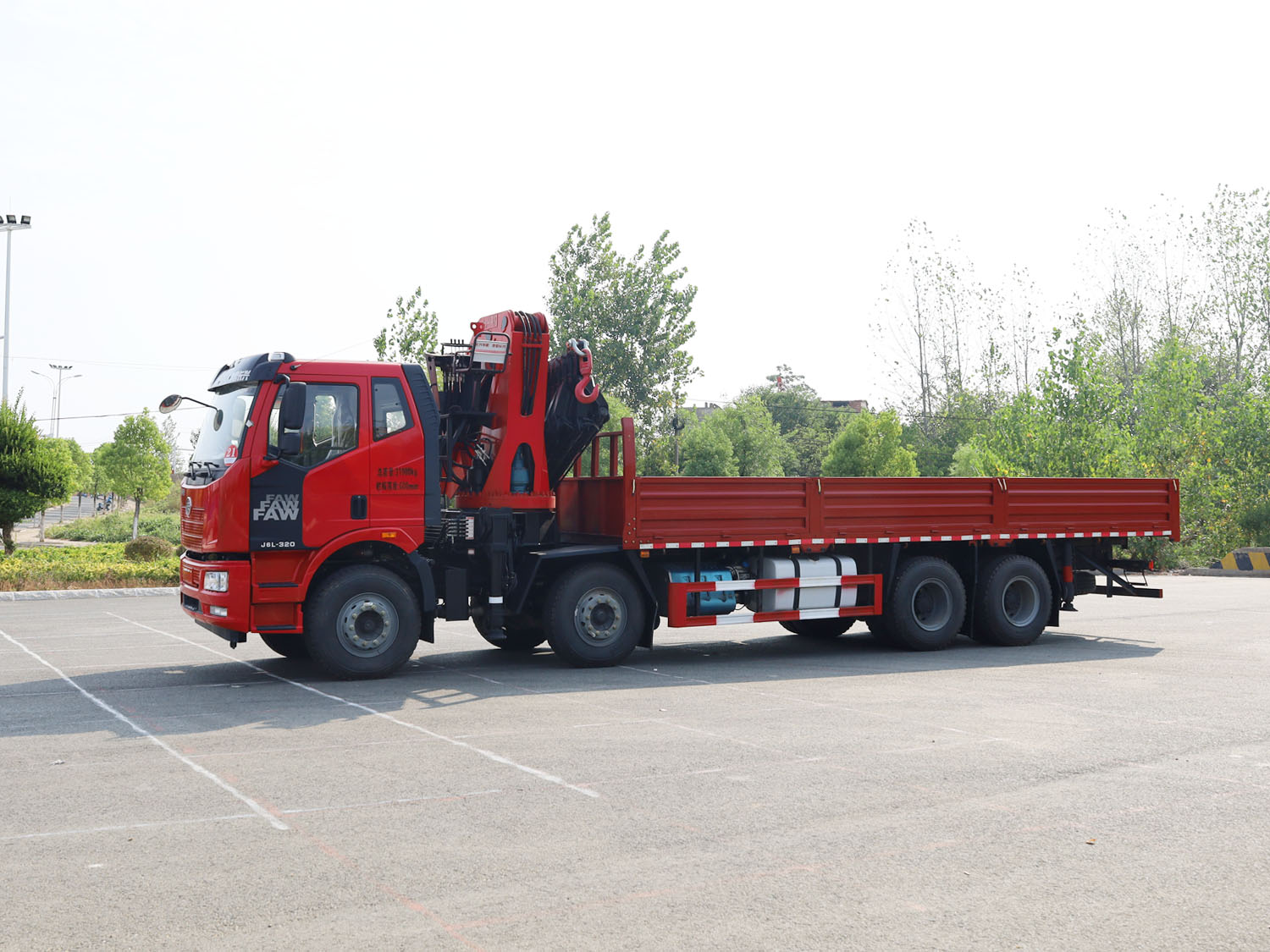 解放J6L前四后八上裝長興25噸折臂式吊機(jī) 解放J6L前四后八上裝長興25噸折臂式吊機(jī)