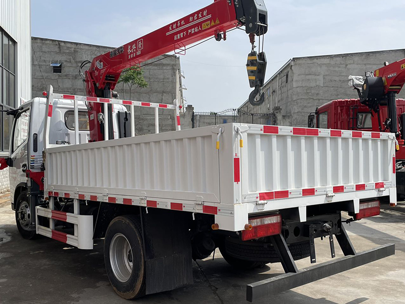 東風(fēng)多利卡D6藍(lán)牌隨車吊