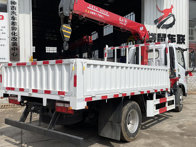 東風(fēng)多利卡D6藍(lán)牌隨車吊