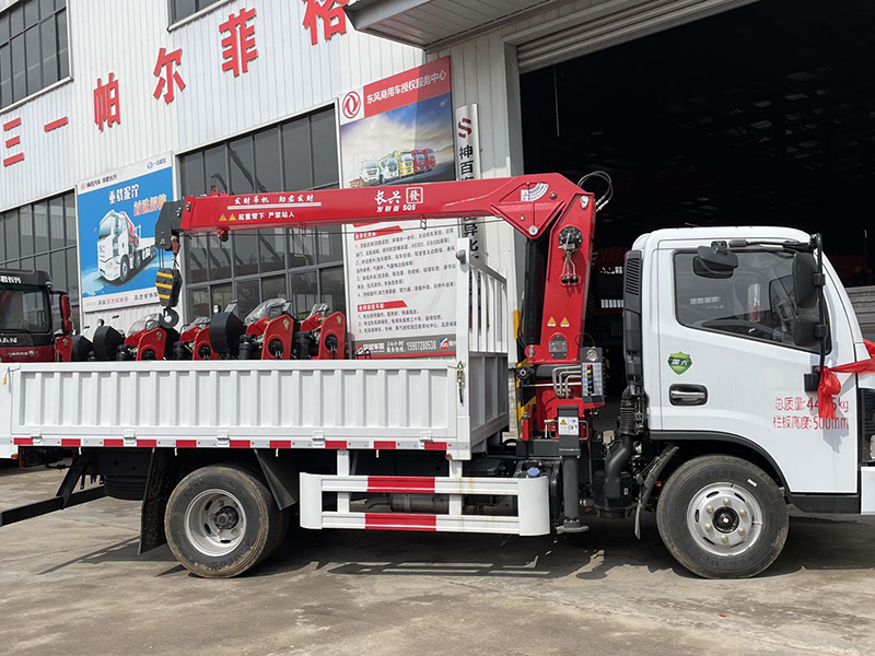 東風(fēng)多利卡D6藍(lán)牌隨車吊